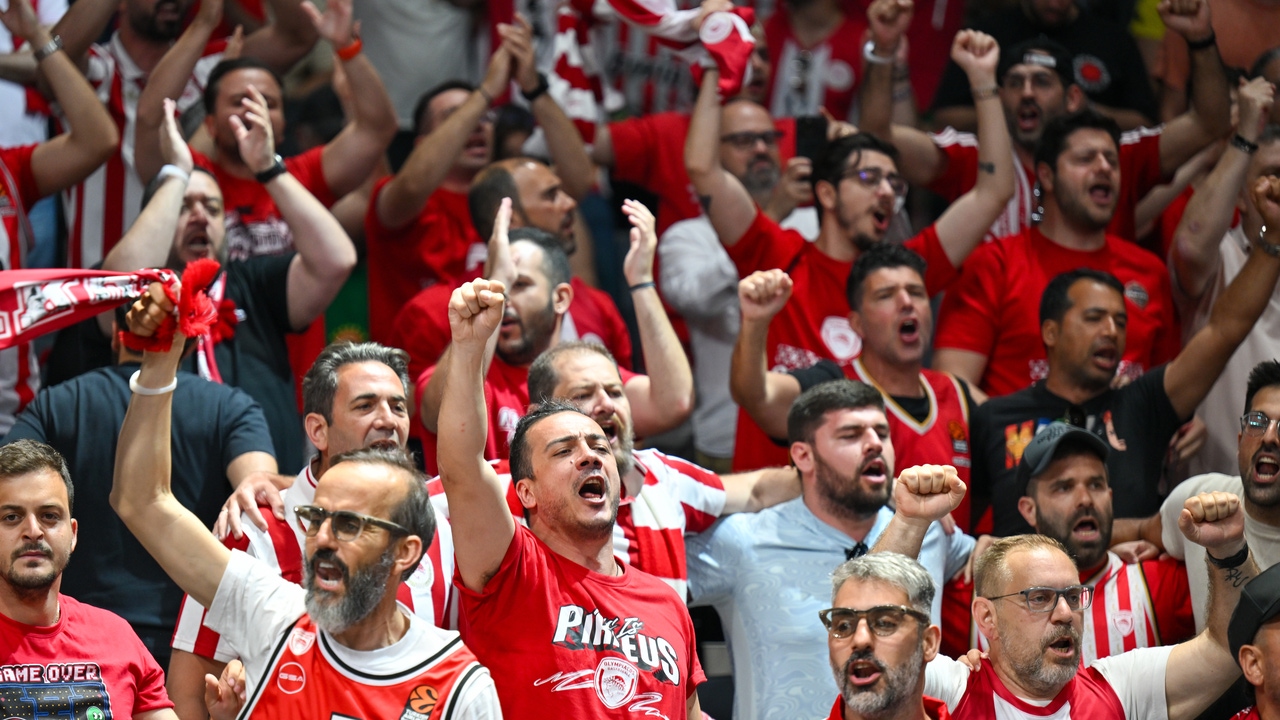 The Greek government suspends the basketball league after chaos at Olympiacos-Panathinaikos The Greek government suspends the basketball league after chaos at Olympiacos-Panathinaikos