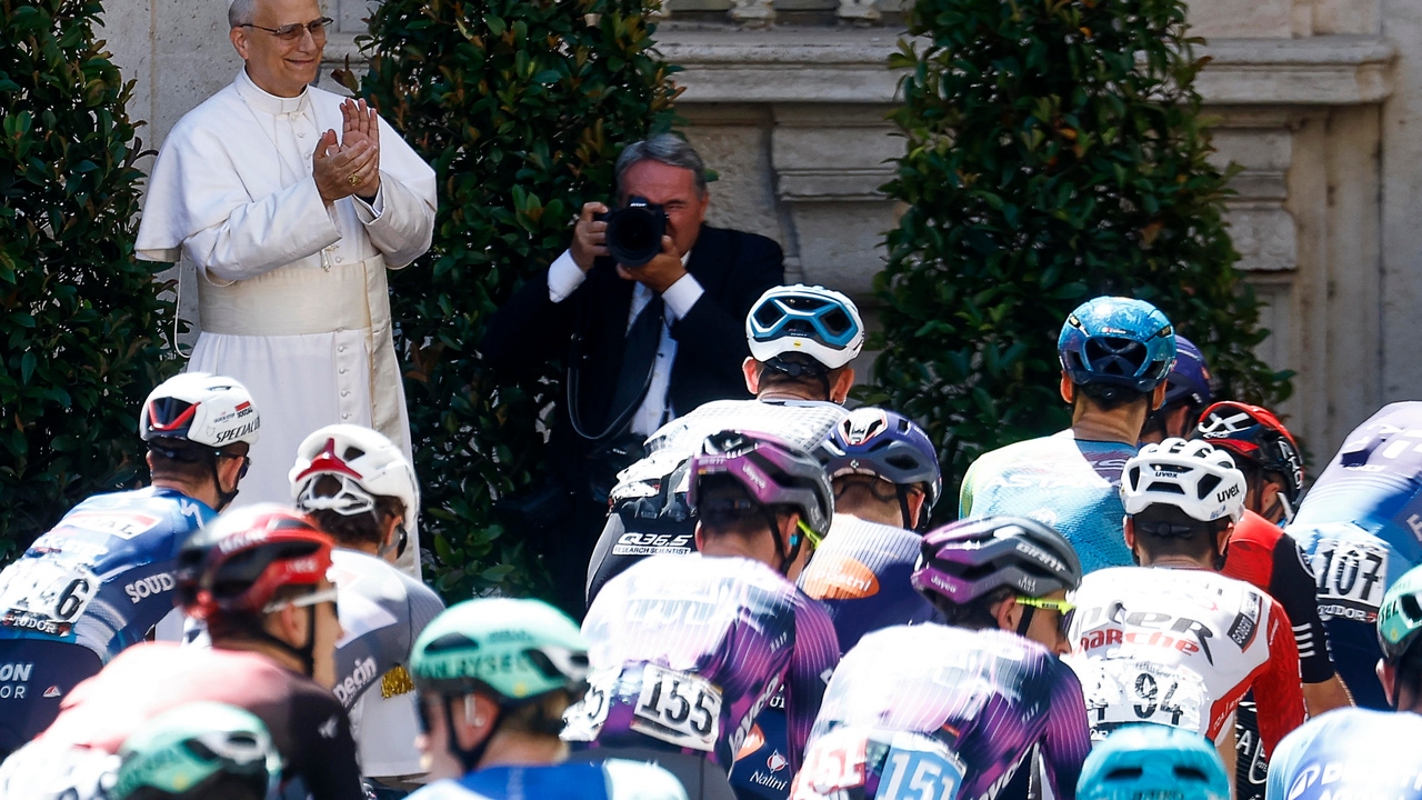 “The turn is like an opera by Verdi, with a lot of choirs and sometimes a little mamarrachoesca”