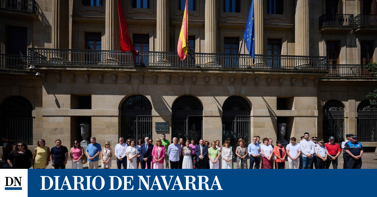The Foral Government is concentrated at the gates of the Palace of Navarra on LGTBI+ Pride Day The Foral Government is concentrated at the gates of the Palace of Navarra on LGTBI+ Pride Day
