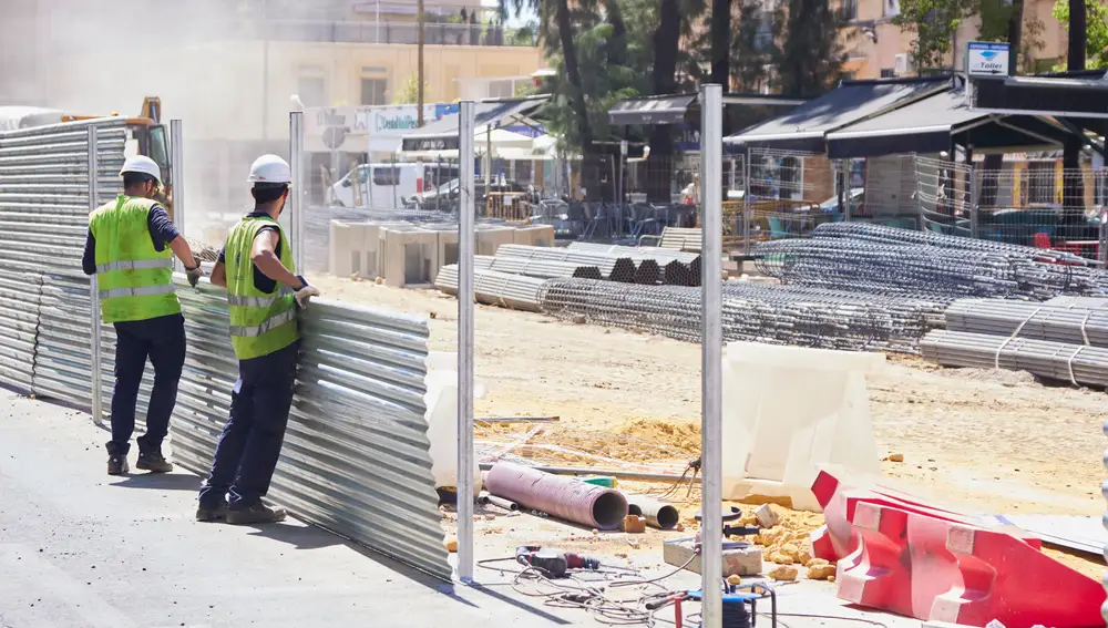 Two workers place a metal piece of the work drawer during the expansion works of the Metrocentro de San Bernardo to Santa Justa in the Nervión neighborhood. Joaquin Corchero / Europa Press