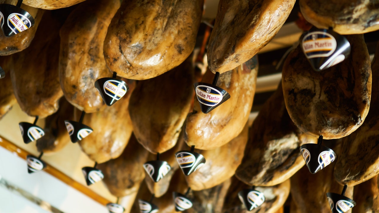 Two detained for stealing 85 Iberian Hams of a Cáceres Secadero, valued at 24,000 euros Two detained for stealing 85 Iberian Hams of a Cáceres Secadero, valued at 24,000 euros