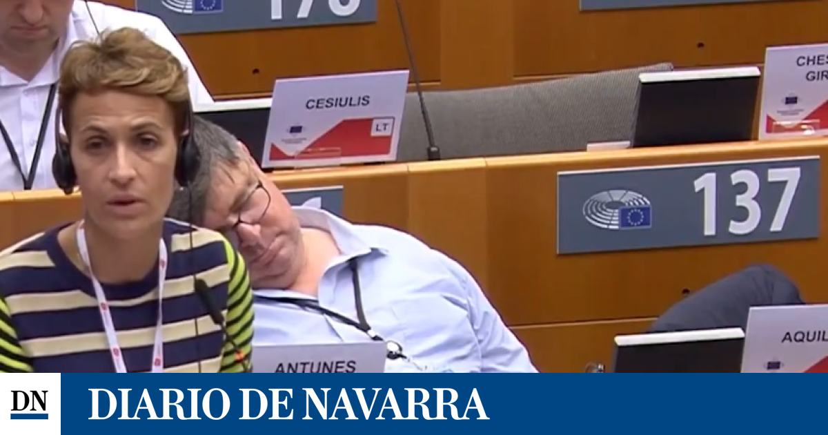 A Maltese Eurodiputee falls asleep during María Chivite’s speech in Brussels
